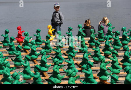 Schwerin, Germania. Il 20 luglio, 2015. I bambini guardano all'installazione 'Einheitsmaennchen' (lit. poca unità uomo) dal concept artist Ottmar Hoerl in Schwerin, Germania, 20 luglio 2015. Più di 1.000 delle figurine in plastica che sono stati ispirati dalla ex East-German 'Ampelmaennchen' (lit. poco traffico-luce l'uomo) sarà una parte della nazione a livello di celebrazioni in occasione del XXV anniversario della riunificazione tedesca. Foto: Bernd Wuestneck/dpa/Alamy Live News Foto Stock