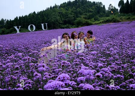 Xiangxi, provincia cinese di Hunan. Il 20 luglio, 2015. I turisti posano per foto in un giardino di lavanda in Fengghuang County, Xiangxi Tujia-Miao prefettura autonoma, centrale provincia cinese di Hunan, 20 luglio 2015. Credito: Peng Biao/Xinhua/Alamy Live News Foto Stock