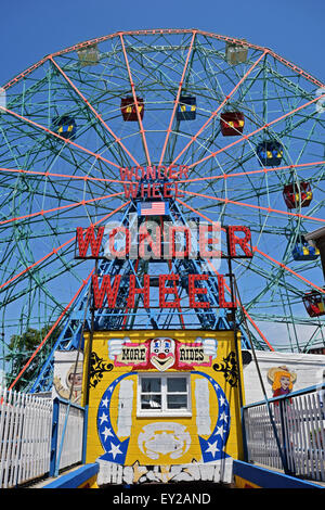 Una vista della meraviglia della ruota in corrispondenza Deno il Wonder Wheel parco divertimenti di Coney Island, Brooklyn, New York Foto Stock