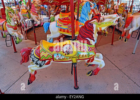 Colorate, B & B Giostra cavalli al Luna Park off di Coney Island Boardwalk in Brooklyn, New York Foto Stock