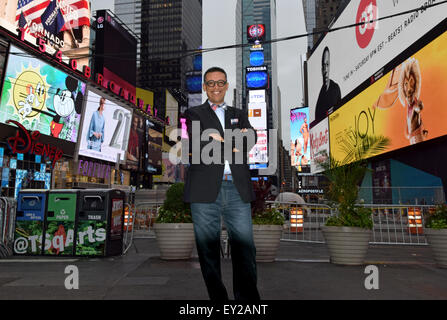 Ritratto di un bel ben vestito uomo in Times Square su un mattino nuvoloso in Midtown Manhattan, a New York City Foto Stock