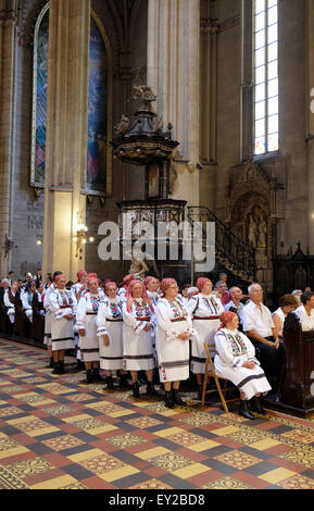 I partecipanti al quarantanovesimo Festival Internazionale del Folklore alla Messa domenicale nella cattedrale di Zagabria, Croazia Foto Stock