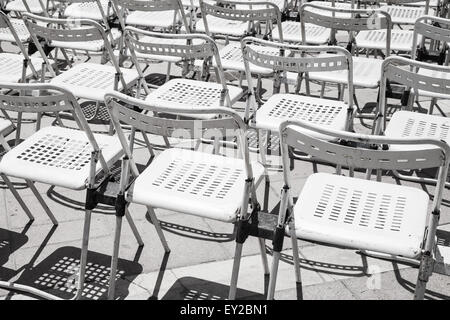 Righe di vuoto bianco metallo Sedie in un open-air Concert hall Foto Stock