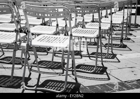 Righe di vuoto bianco metallo Sedie in un open air concert hall Foto Stock