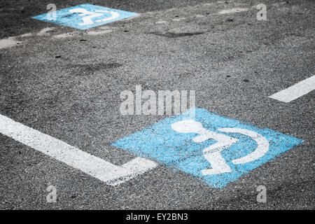 La segnaletica stradale del luogo per persone disabili su urban area di parcheggio Foto Stock
