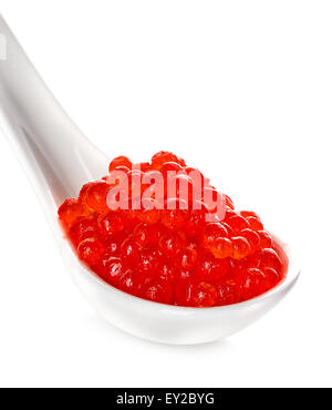 Caviale rosso in cucchiaio isolati su sfondo bianco Foto Stock