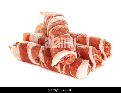 Salsicce avvolto in pancetta, chevapchichi isolati su sfondo bianco Foto Stock