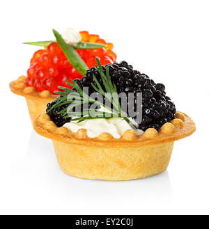 Tortine con Red e Black Caviar isolati su sfondo bianco Foto Stock