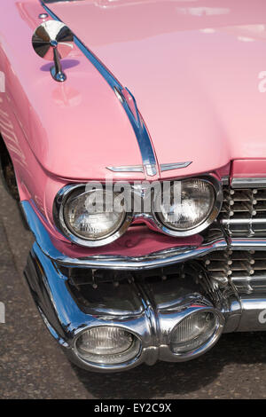 Dettaglio della parte anteriore del Cadillac rosa sul display all'evento vintage a Poole Quay, Dorset, Regno Unito in luglio Foto Stock