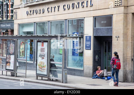 Consiglio Comunale di Oxford edificio con un senzatetto di dormire su fasi di ingresso, Oxford, Oxfordshire, England, Regno Unito Foto Stock