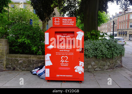 Un rosso British Heart Foundation abbigliamento donazione bin in Bristol. Foto Stock