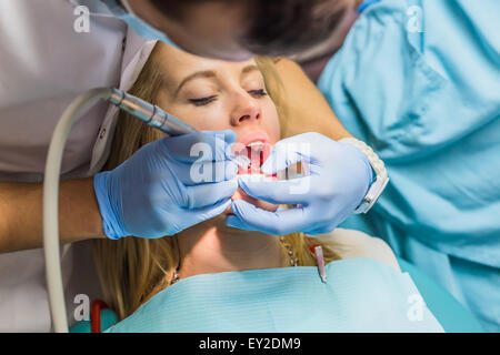 Ragazza alla reception al dentista considera i denti Foto Stock