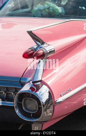 Dettaglio posteriore della Cadillac rosa sul display all'evento vintage a Poole Quay, Dorset, Regno Unito in luglio Foto Stock