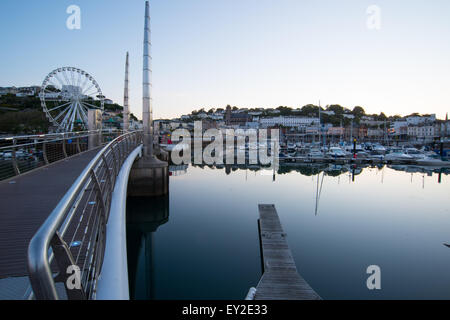 Torquay Harbour al ponte di Sunrise, ruota panoramica Ferris e molo di giugno 2015 Devon UK Foto Stock