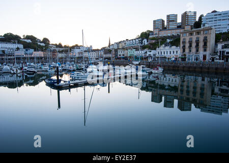 Torquay Harbour a Sunrise riflesso nell'acqua del montante in barca Giugno 2015 Devon UK Foto Stock