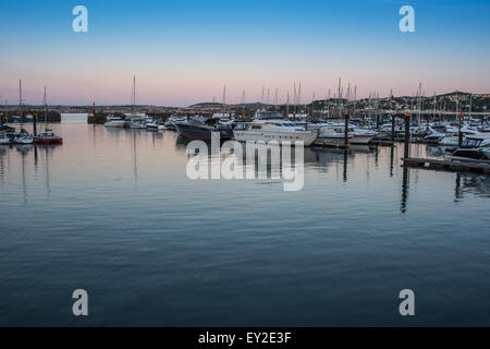 Torquay Harbour a sunrise di barche e pontile sul mare Giugno 2015 Devon UK Foto Stock