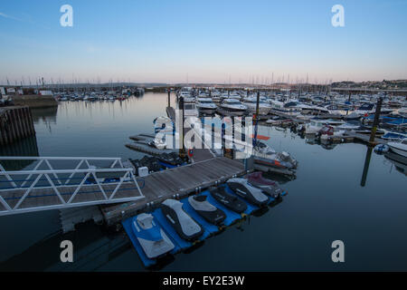 Torquay Harbour a sunrise di barche e jetty Giugno 2015 Devon UK Foto Stock