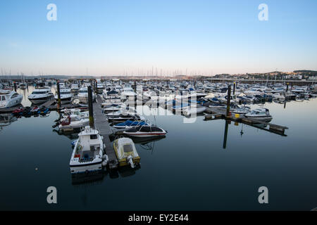 Torquay Harbour a sunrise di barche e jetty Giugno 2015 Devon UK Foto Stock