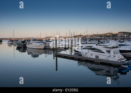 Torquay Harbour a sunrise di barche e jetty Giugno 2015 Devon UK Foto Stock