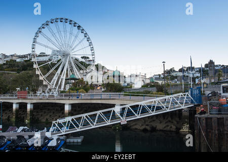 Torquay Harbour a Sunrise ruota panoramica Ferris e molo di giugno 2015 Devon UK Foto Stock