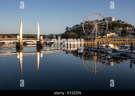 Torquay Harbour a Sunrise con barche di un pontile un ponte e la ruota panoramica Ferris Giugno 2015 Devon UK Foto Stock