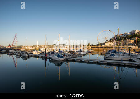 Torquay Harbour a Sunrise con barche e un pontile Giugno 2015 Devon UK Foto Stock