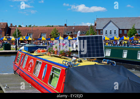 Pannello solare sul narrowboat, marina in barca sul fiume Avon, Stratford upon Avon, Warwickshire, Inghilterra, Regno Unito Foto Stock