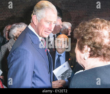 Londra, UK, 09/11/2014 : Il Principe di Galles assiste una performance di 'ultimo treno per domani" . La all'arrivo, il principe ha incontrato i membri della Kinder prima di prendere una sede per guardare le prestazioni. La Associazione dei rifugiati ebrei disposti per 'l'ultimo treno per domani' di essere eseguito in un concerto speciale al Roundhouse. La data dell'evento segna l anniversario della Kristallnacht. Il lavoro è stato composto da Carl Davis in onore del Kindertransport la operazione di salvataggio che correva da dicembre 1938 fino allo scoppio della Seconda Guerra Mondiale nel settembre 1939. La sequenza di dieci canzoni sono Foto Stock