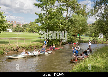 Giovani godendo una giornata in barca sul fiume Cherwell in Oxford, Oxfordshire, England, Regno Unito Foto Stock