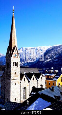 Vista del campanile della chiesa di Hallstatt, Hallstatt, Austria Foto Stock