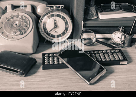 I telefoni cellulari e i dispositivi mobili sul banco. Foto Stock