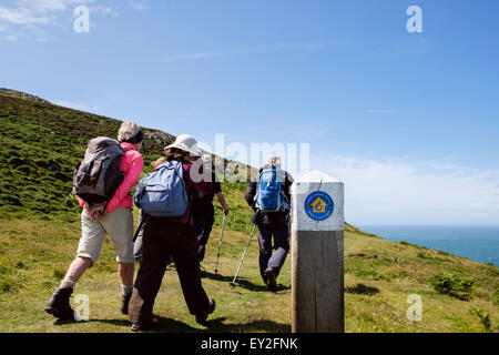 Ramblers escursioni sulla costa del Galles percorso dal Sentiero costiero segno su Lleyn Peninsula / Pen Llyn, Gwynedd, il Galles del Nord, Regno Unito, Gran Bretagna Foto Stock