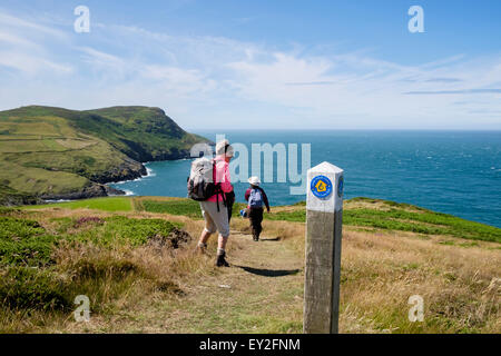 Gli escursionisti escursioni sulla costa del Galles percorso dal Sentiero costiero segno su Lleyn Peninsula / Pen Llyn, Gwynedd, il Galles del Nord, Regno Unito, Gran Bretagna Foto Stock