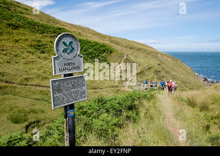 Segno sulla costa del Galles percorso con gli escursionisti escursioni a Porth Llanllawen Lleyn Peninsula / Pen Llyn Gwynedd North Wales UK Foto Stock