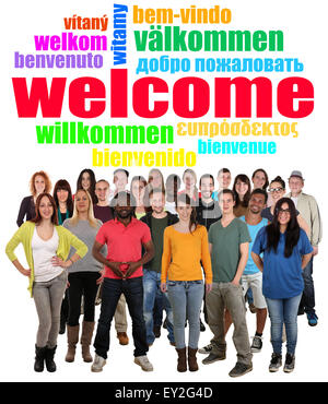 Multi gruppo etnico di sorridere i giovani dicendo benvenuti in lingue diverse nella nuvola di tag Foto Stock