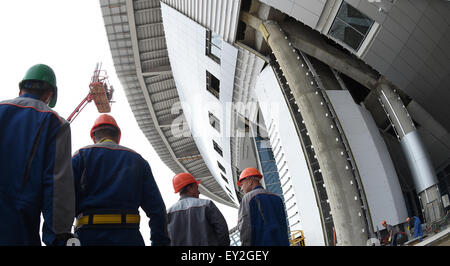 San Pietroburgo, Russia. Il 20 luglio, 2015. Il cantiere per la costruzione del futuro World Cup Soccer Stadium di San Pietroburgo, Russia, 20 luglio 2015. La città servirà come luogo di lavoro per il 2018 della Coppa del Mondo FIFA. Foto: Marcus Brandt/dpa/Alamy Live News Foto Stock