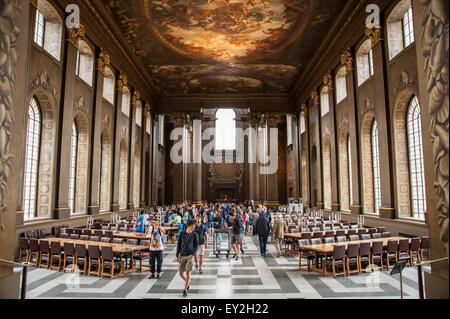 Londra, Regno Unito. Il 20 luglio 2015. Turisti visitano la Old Royal Naval College di Greenwich per visualizzare la famosa sala dipinta e la sua imponente soffitto (nella foto), precedendo il 340 anniversario della sala dipinta del creatore, Sir James Thornhill (che dipinse anche il soffitto della cattedrale di San Paolo). Credito: Stephen Chung / Alamy Live News Foto Stock