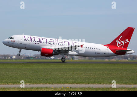 Amsterdam, Paesi Bassi - 21 Aprile 2015: Un Virgin Atlantic Airbus A320, con registrazione EI-DEO decollare da Amsterdam ai Foto Stock