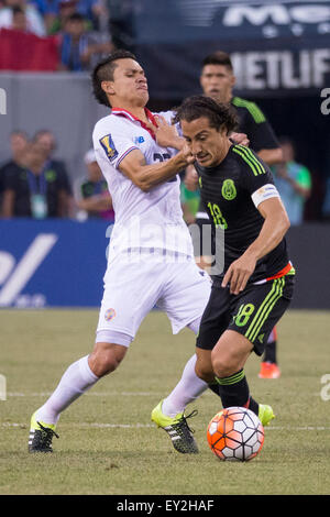 Luglio 19, 2015: Messico centrocampista Andres Guardado (18) battaglie con il Costa Rica centrocampista Jose Miguel Cubero (22) per la sfera durante la CONCACAF Gold Cup 2015 Quarterfinal match tra Costa Rica e Messico a MetLife Stadium di East Rutherford, New Jersey. Il Messico ha vinto 1-0. (Christopher Szagola/Cal Sport Media) Foto Stock