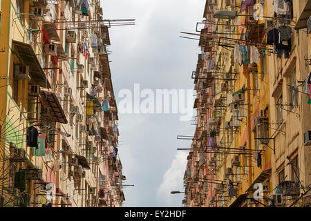 Invecchiamento edifici di appartamenti in To Kwa Wan, città di Kowloon, Hong Kong. Foto Stock