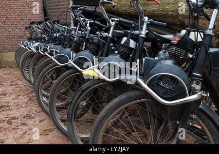 Per DENEKAMP, Paesi Bassi - 15 novembre 2014: fila di vintage Solex ciclomotori a noleggio. I motorini sono stati prodotti tra il 1946 e il 1988 Foto Stock