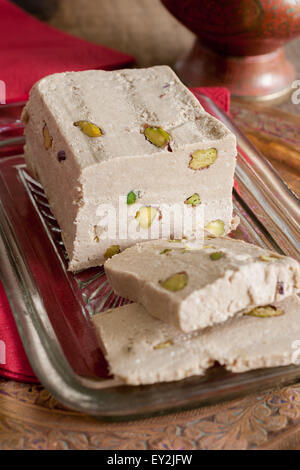 Halvah o Halva un dolce confezione realizzata da tahini pasta di sesamo e i pistacchi popolare in tutto il Medio Oriente Foto Stock