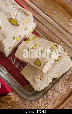 Halvah o Halva un dolce confezione realizzata da tahini pasta di sesamo e i pistacchi popolare in tutto il Medio Oriente Foto Stock