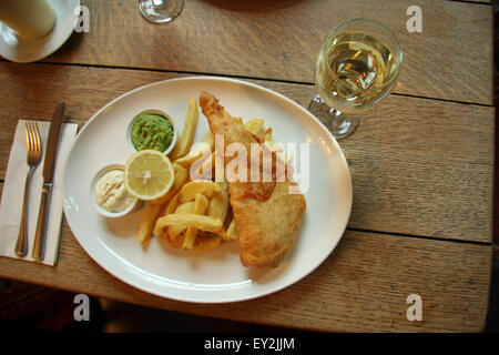 Inglese tradizionale fish & chips con funghi piselli e salsa tartara. Foto Stock