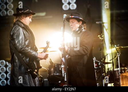 Pete Doherty (L) e Carl Barat dei Libertines eseguire presso il palco principale al giorno due di t nel Parco Festival Foto Stock