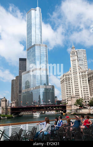 I turisti in una Chicago Architecture Foundation crociera fluviale sul fiume di Chicago di fronte al Trump Tower e Wrigley Building Foto Stock