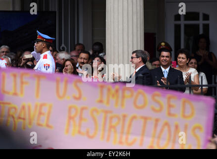 (150720)-- WASHINGTON D.C., luglio 20, 2015(Xinhua)-- cubano Ministro degli Esteri Bruno Rodriguez (anteriore, 3rd, destra) partecipa alla cerimonia di apertura a Cuba ambasciata a Washington DC, Stati Uniti, 20 luglio 2015. (Xinhua/Yin Bogu)(azp) Foto Stock