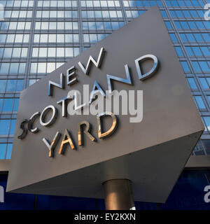 Ruotare New Scotland Yard segno nella parte anteriore del quartier generale della polizia di Londra, Regno Unito, Inghilterra Foto Stock