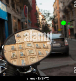 La riflessione di edificio sulla Gran Via in motocicletta lo specchietto retrovisore Foto Stock