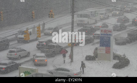 Traffico paralizzato da un minimo di neve al sud della città di Durham, NC Foto Stock